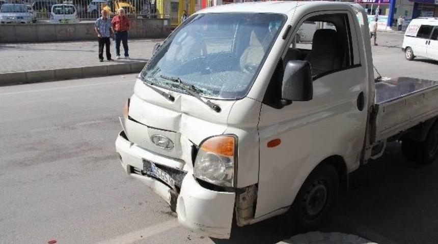 Kamyonet Polis Aracına &Ccedil;arptı: 3 Yaralı