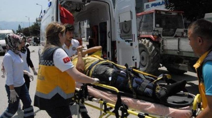 Motosikletliye Iki Otomobil Birden Çarptı