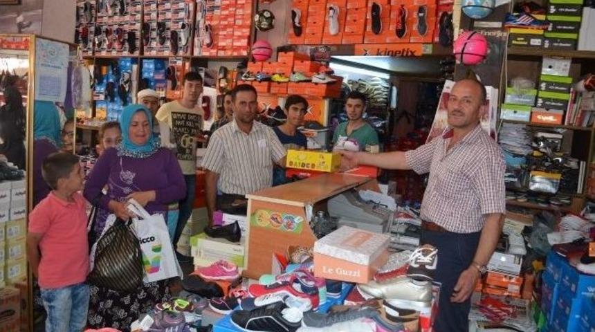 Bayramlık Ayakkabılar, Vitrine &Ccedil;ıktı