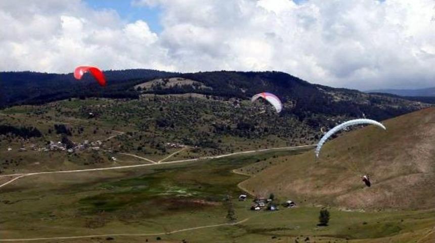 Abant Yama&ccedil; Paraş&uuml;tleriyle Renklendi