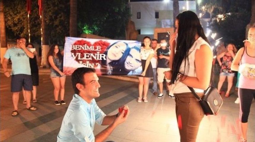 Bodrum&rsquo;da Meydanda İlgin&ccedil; Evlilik Teklifi