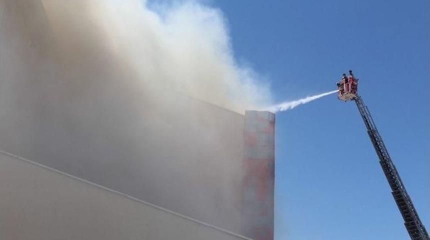 Fakülte Binasının Çatısında Yangın