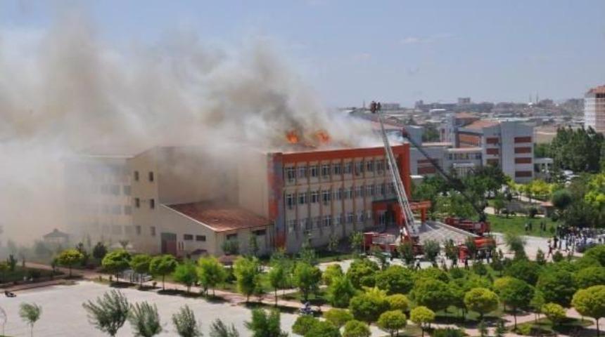 Karaman'da Fen Fak&uuml;ltesi'nde Yangın