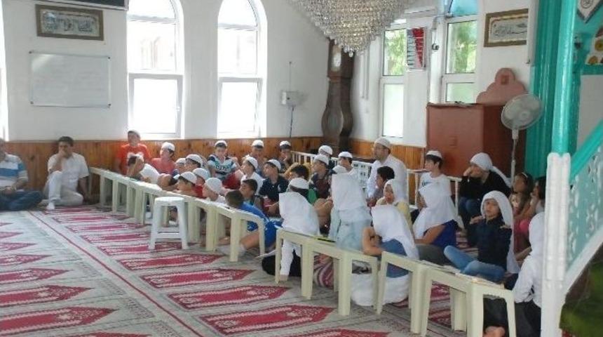 Yaz Kur&rsquo;an Kursu &Ouml;ğrencilerinden Kandil Programı