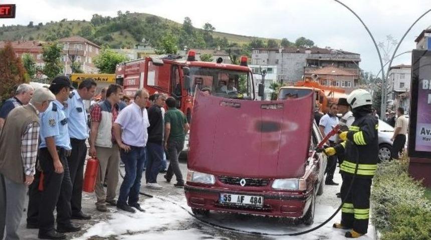 Otomobil Seyir Halindenken Alev Aldı