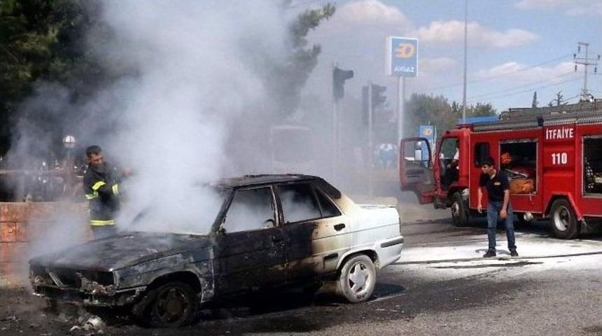 Adıyaman&rsquo;da Seyir Halindeki Otomobil Yandı