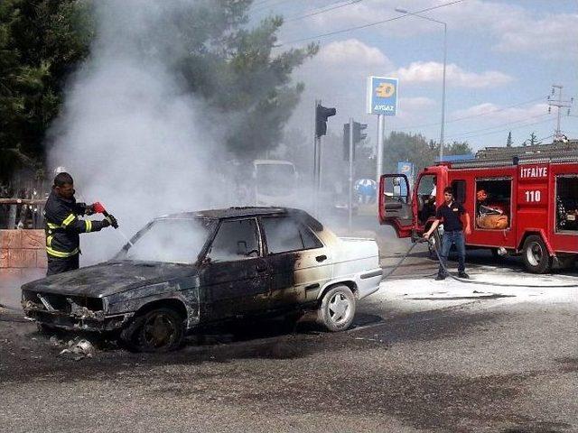 Adıyaman’da Seyir Halindeki Otomobil Yandı