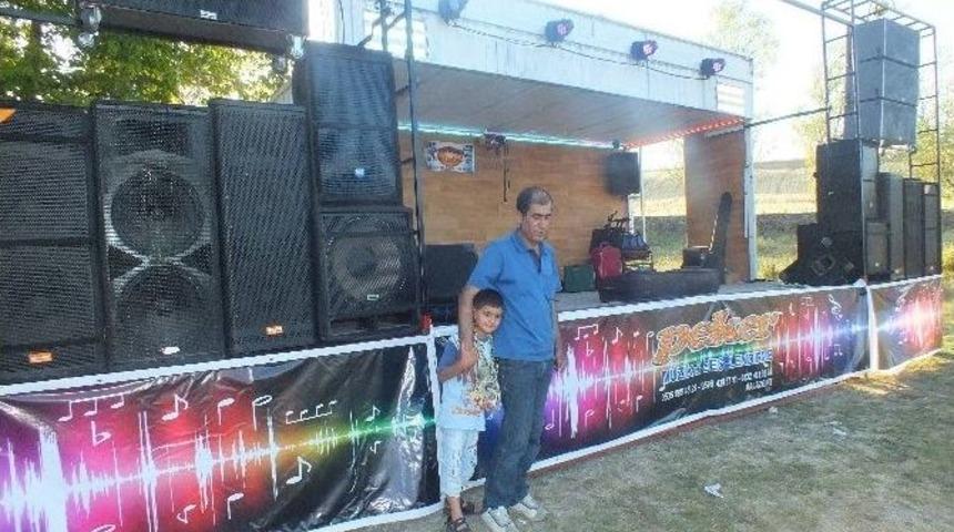 Arabasını M&uuml;zik Sahnesine &Ccedil;evirdi