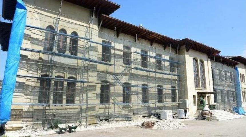 H&uuml;k&uuml;met Konağı&rsquo;nın Restorasyonu Devam Ediyor