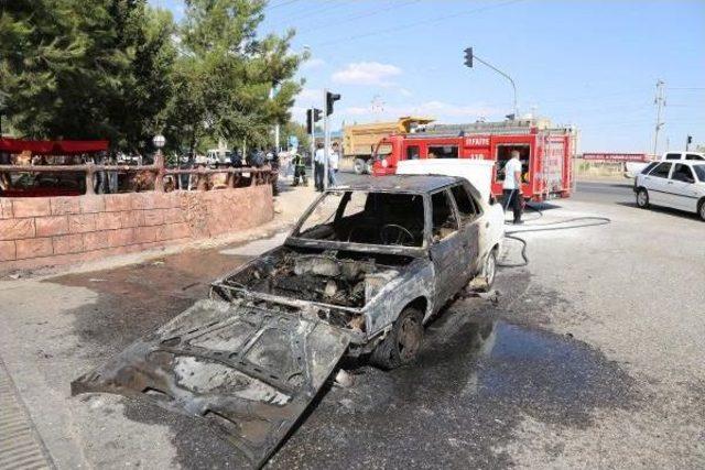 Seyir Halindeki Otomobil Alev Aldı