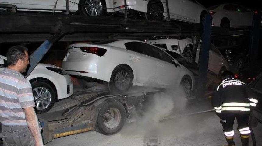 Erzincan&rsquo;da 8 Aracı Taşıyan Tır Yanmaktan Son Anda Kurtarıldı