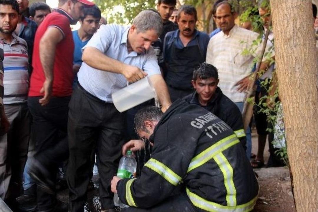 Dumandan Etkilenen İtfaiye Erlerine Vatandaş Yardım Etti