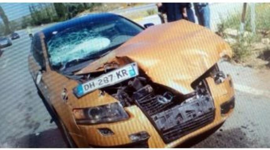 Yabancı Plakalı Otomobil Trakt&ouml;re &Ccedil;arptı: 2 Yaralı