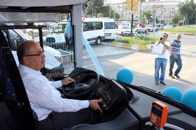 Belediye Başkanı Otobüs Şoförlüğü Yaptı