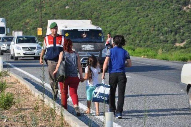 Söke-Milas Karayolunda Yolcu Otobüsü Yandı