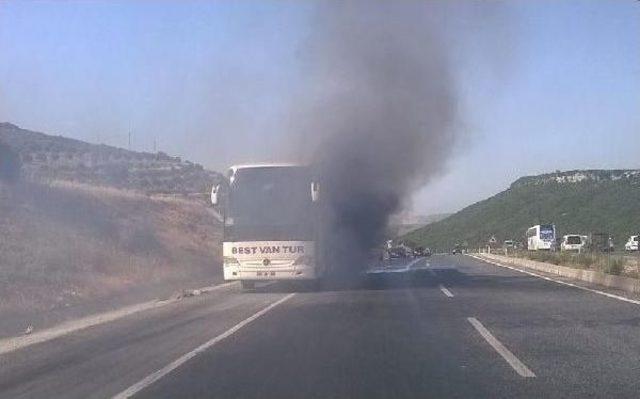 Söke-Milas Karayolunda Yolcu Otobüsü Yandı