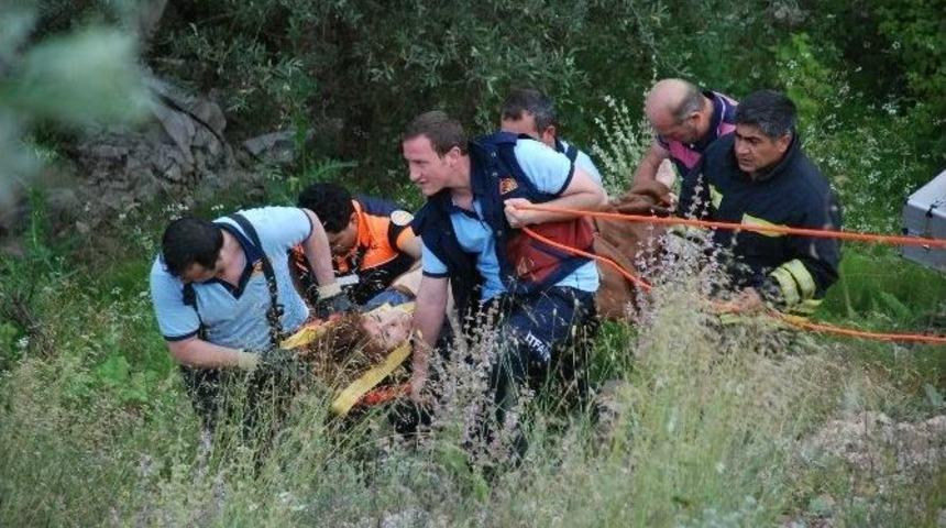 Motosikletle U&ccedil;uruma Yuvarlanan Gen&ccedil; Kız Kurtarıldı