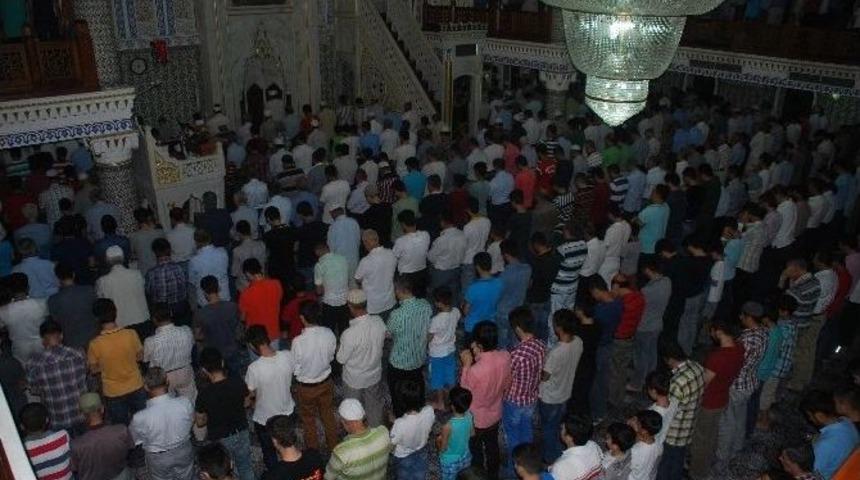 Batman&rsquo;da Kadir Gecesi&rsquo;nde Anneler Barış Ve Huzur İ&ccedil;in Dua Etti