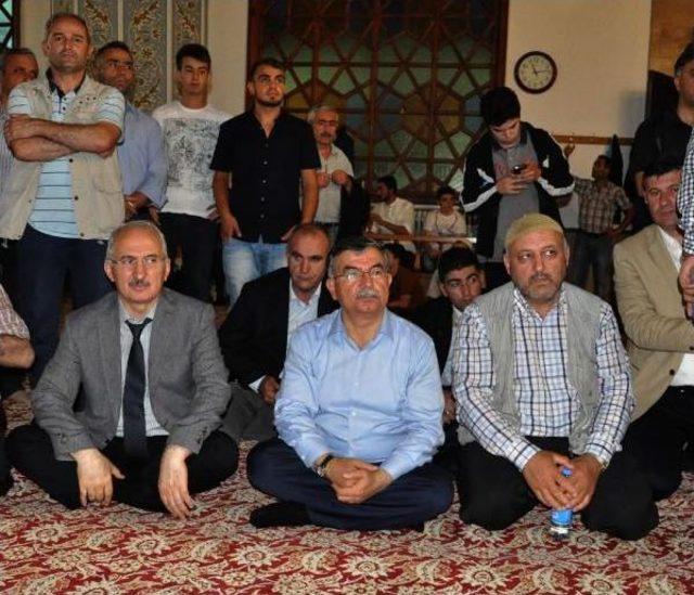 Tbmm Başkanı Yılmaz Sivas'ta Binlerce Kişiyle Oruç Açtı (2)