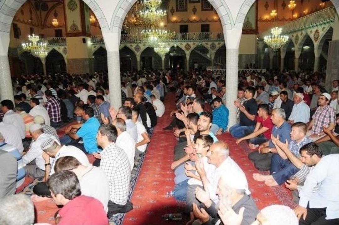 Van&rsquo;da Kadir Gecesi&rsquo;nde Camiler Doldu Taştı