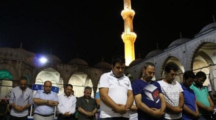 Kadir Gecesi'nde Sultanahmet Camii Doldu Taştı