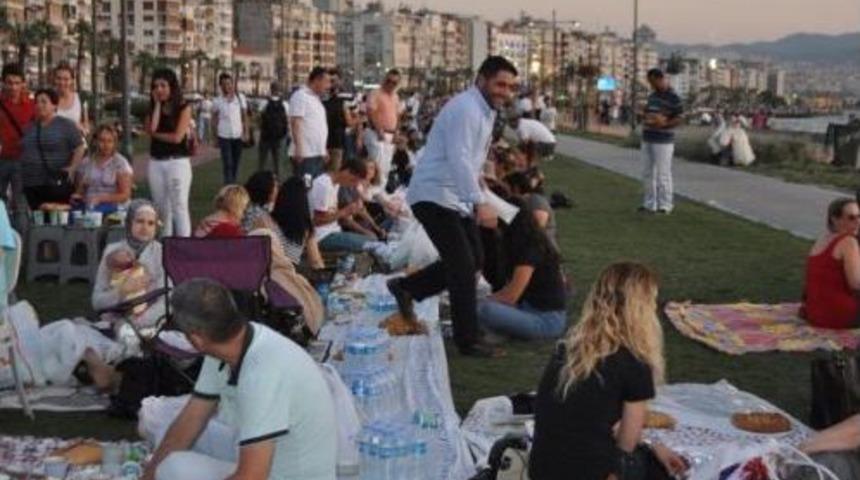 İzmir'de 'hoşg&ouml;r&uuml; Sofrası' Kuruldu