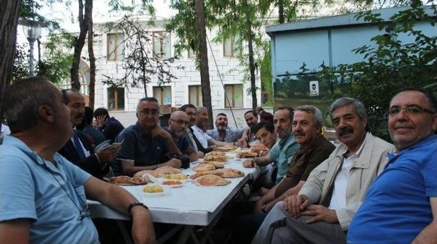 &Uuml;lk&uuml;c&uuml;ler Geleneksel Menemen İftarında Buluştu
