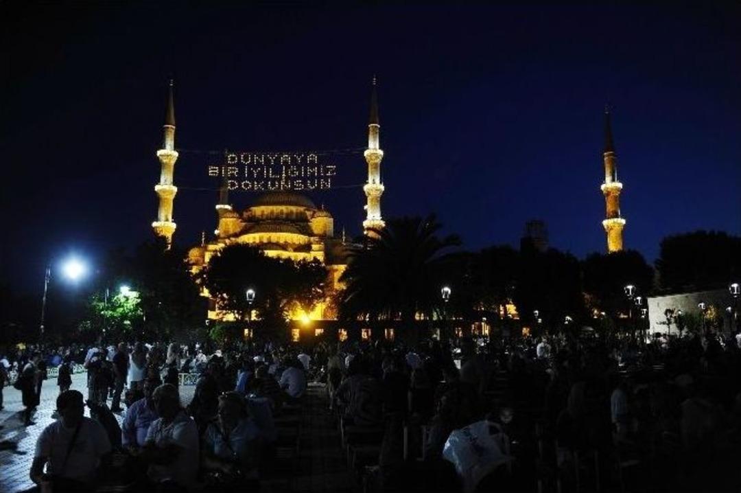 Kadir Gecesi&rsquo;nde Vatandaşlar Sultanahmet Camii&rsquo;ne Akın Etti