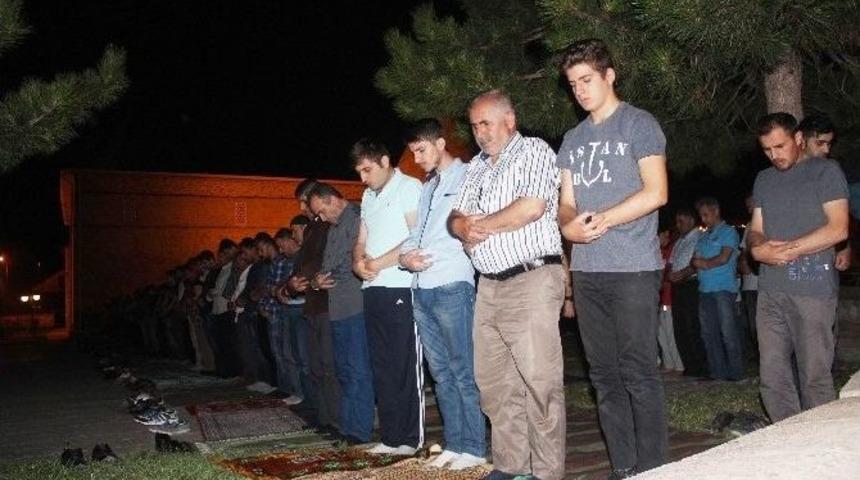 716 Yıllık Tarihi Eşrefoğlu Camisi&rsquo;nde Kadir Gecesi Coşkusu