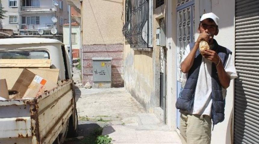 Umut&rsquo;un Kaybolan Umuduyla Yaşamaya &Ccedil;alışmasının Fotoğrafı