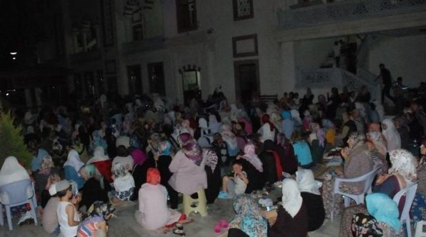 Didim&rsquo;de Kadir Gecesinde Camiler Doldu Taştı