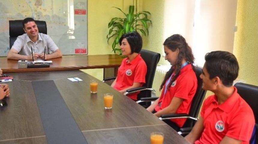İl Spor M&uuml;d&uuml;r&uuml; Ataşbak, Başarılı Atletleri Kabul Etti