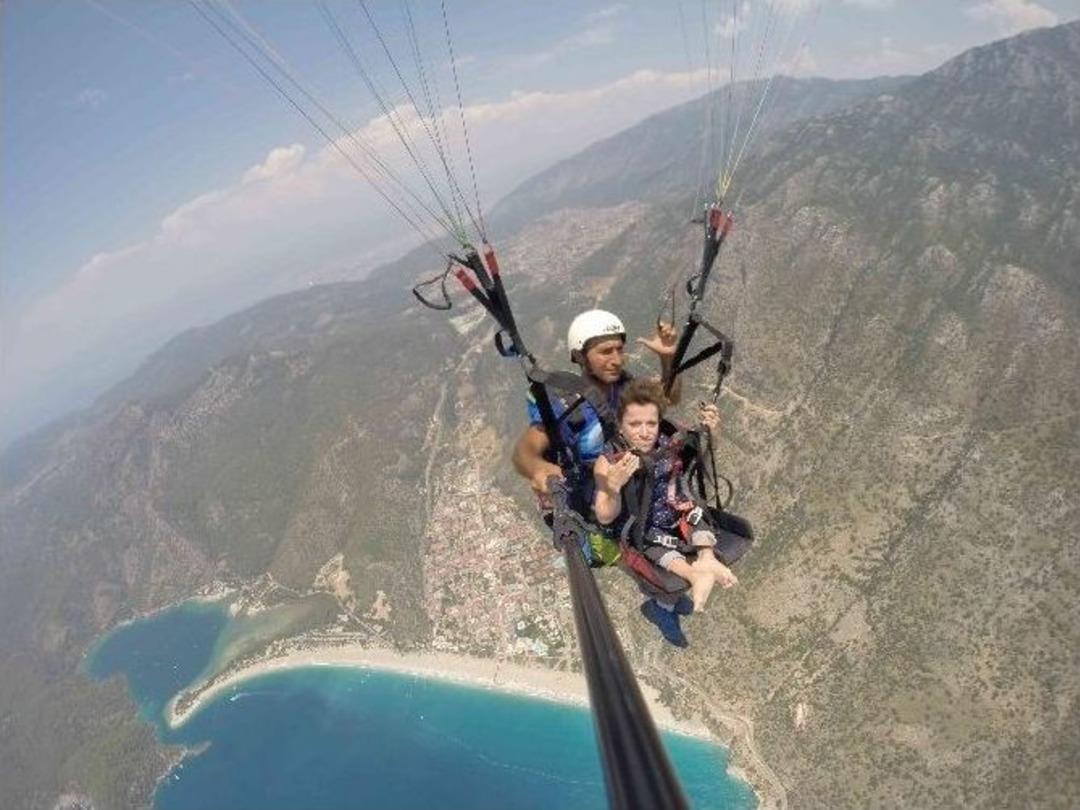 Cam Kemik Hastası İngiliz Kadın Yama&ccedil; Paraş&uuml;t&uuml;yle U&ccedil;tu