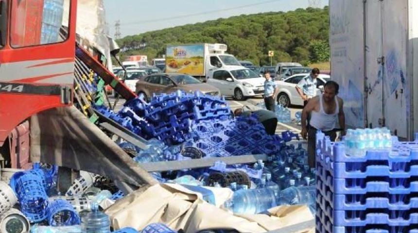 Tırın Dorsesi Yana Kaydı,  Damacanalar Yollara Sa&ccedil;ıldı