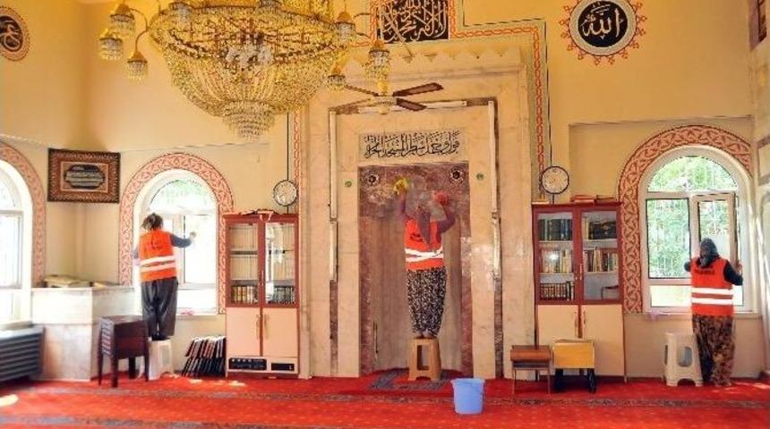 Akşehir Belediyesi&rsquo;nden Camilere Temizlik