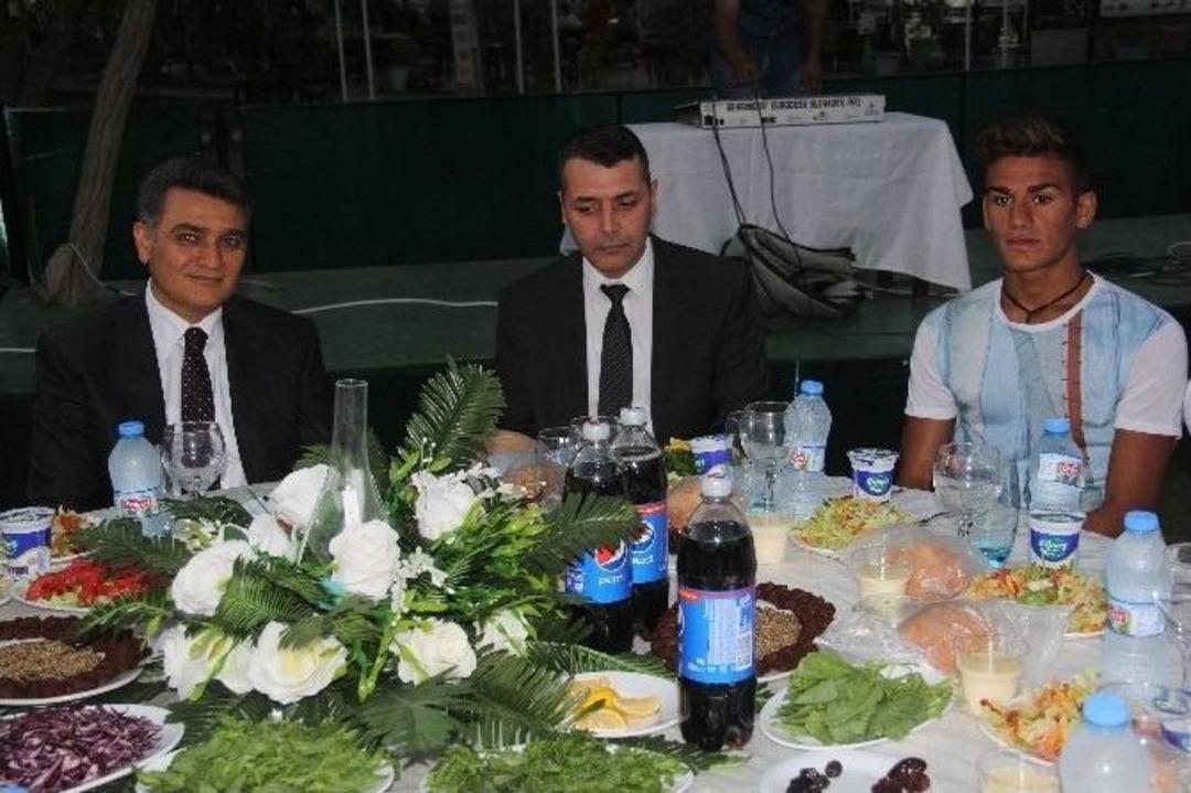 Emniyet M&uuml;d&uuml;r&uuml; Zeybek Orucunu Kimsesiz &Ccedil;ocuklarla A&ccedil;tı