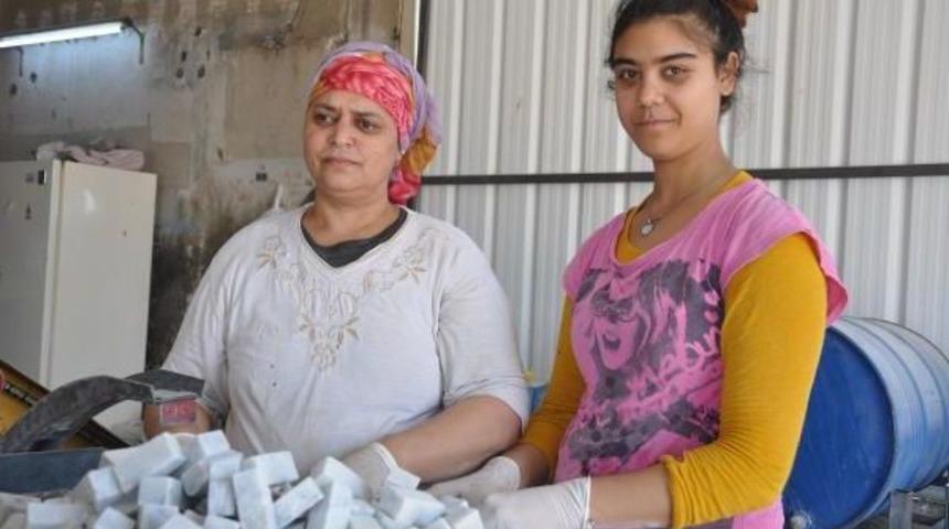 Kadınlar Ekmeğini Taştan &Ccedil;ıkartıyor