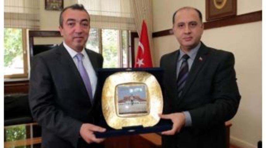 Vali &Ccedil;omaktekin&rsquo;den Asayiş M&uuml;d&uuml;r&uuml; Uzun&rsquo;a Veda Plaketi