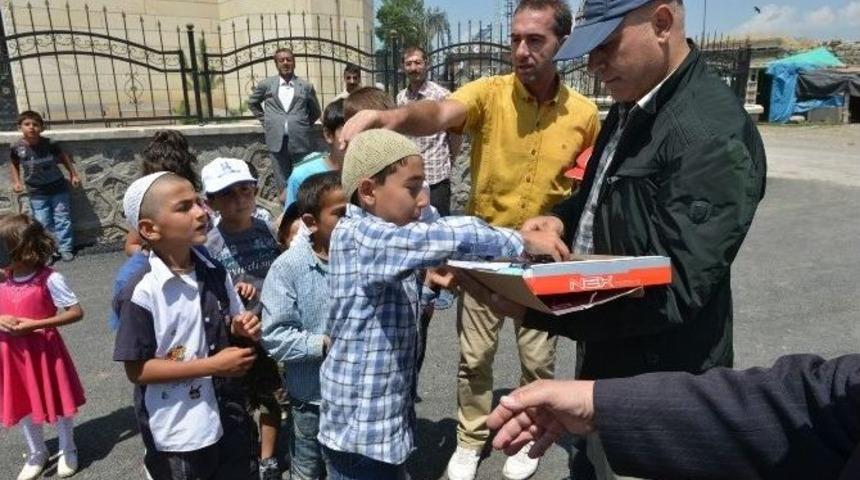 Bayram Hediyeleri Ali Korkut&rsquo;tan "&ccedil;ocuk Sevinci"