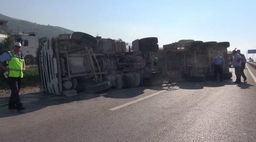 Kocaeli&rsquo;de Devrilen Tır, D-100&rsquo;&uuml; 2 Saat Trafiğe Kapattı