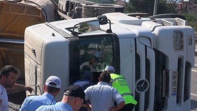 Kocaeli’de Devrilen Tır, D-100’ü 2 Saat Trafiğe Kapattı