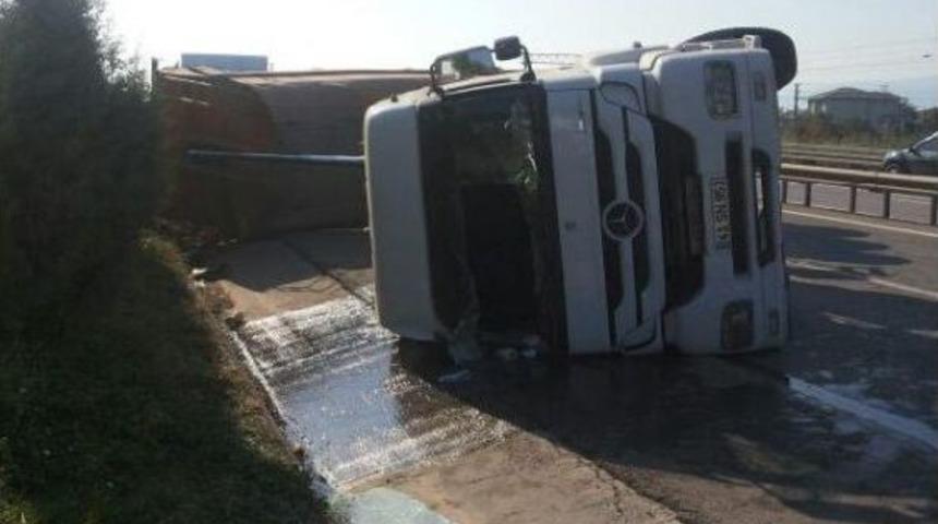 Hafriyat Y&uuml;kl&uuml; Tır Devrildi: 1 Yaralı