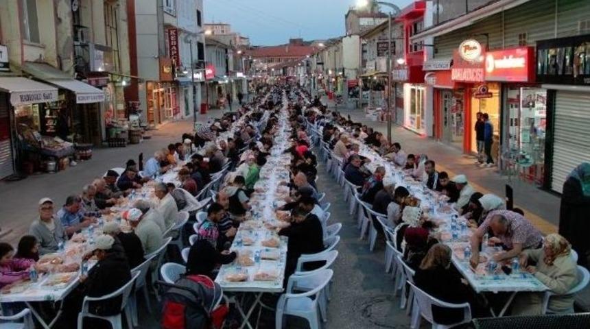 Yozgat Bozok Bereket Kervanı 2500 Kişiye İftar Yemeği Verdi