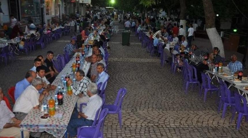 G&ouml;lbaşılılar Belediyenin İftarında Buluştu