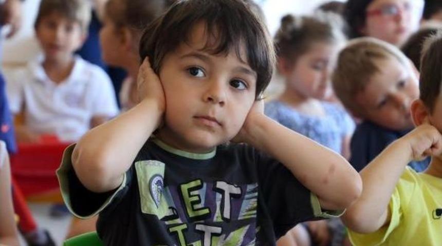 Kreşte Klasik M&uuml;zik Konserinde Kulaklarını Tıkadılar