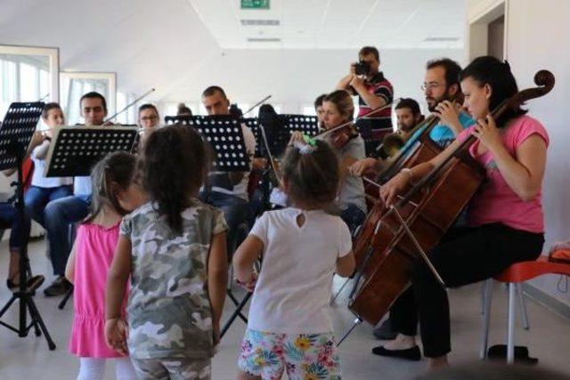 Kreşte Klasik Müzik Konserinde Kulaklarını Tıkadılar