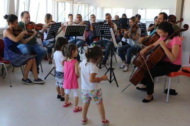 Kreşte Klasik Müzik Konserinde Kulaklarını Tıkadılar