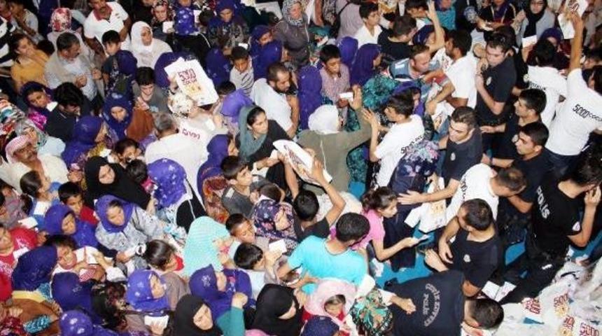 Şanlıurfa&rsquo;Da Bayramlık Kıyafet Yardımı Izdihama D&ouml;n&uuml;şt&uuml;