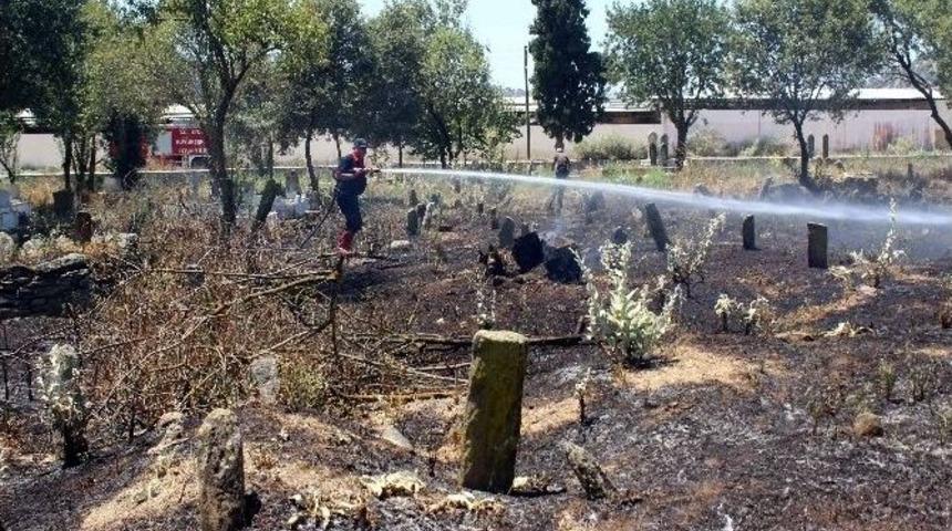 Mezarlıkta &Ccedil;ıkan Yangın B&uuml;y&uuml;meden S&ouml;nd&uuml;r&uuml;ld&uuml;