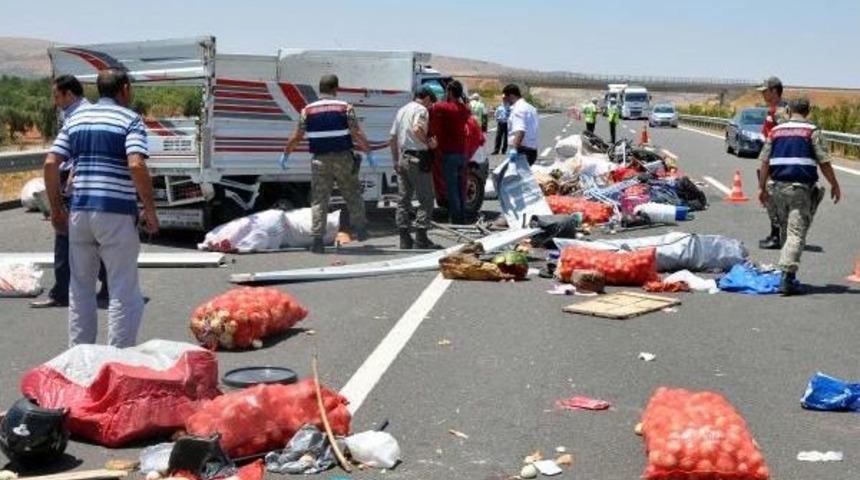 Tarım Iş&ccedil;ilerini Taşıyan Kamyonet Devrildi: 3 &Ouml;l&uuml;, 13 Yaralı (2)-Yeniden